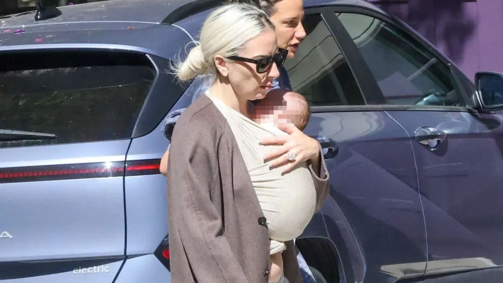 M&atilde;e pela primeira vez, Lady Gaga foi fotografada com o filho no colo ao chegar em Los Angeles -  (crédito: Page Six / reprodu&ccedil;&atilde;o)