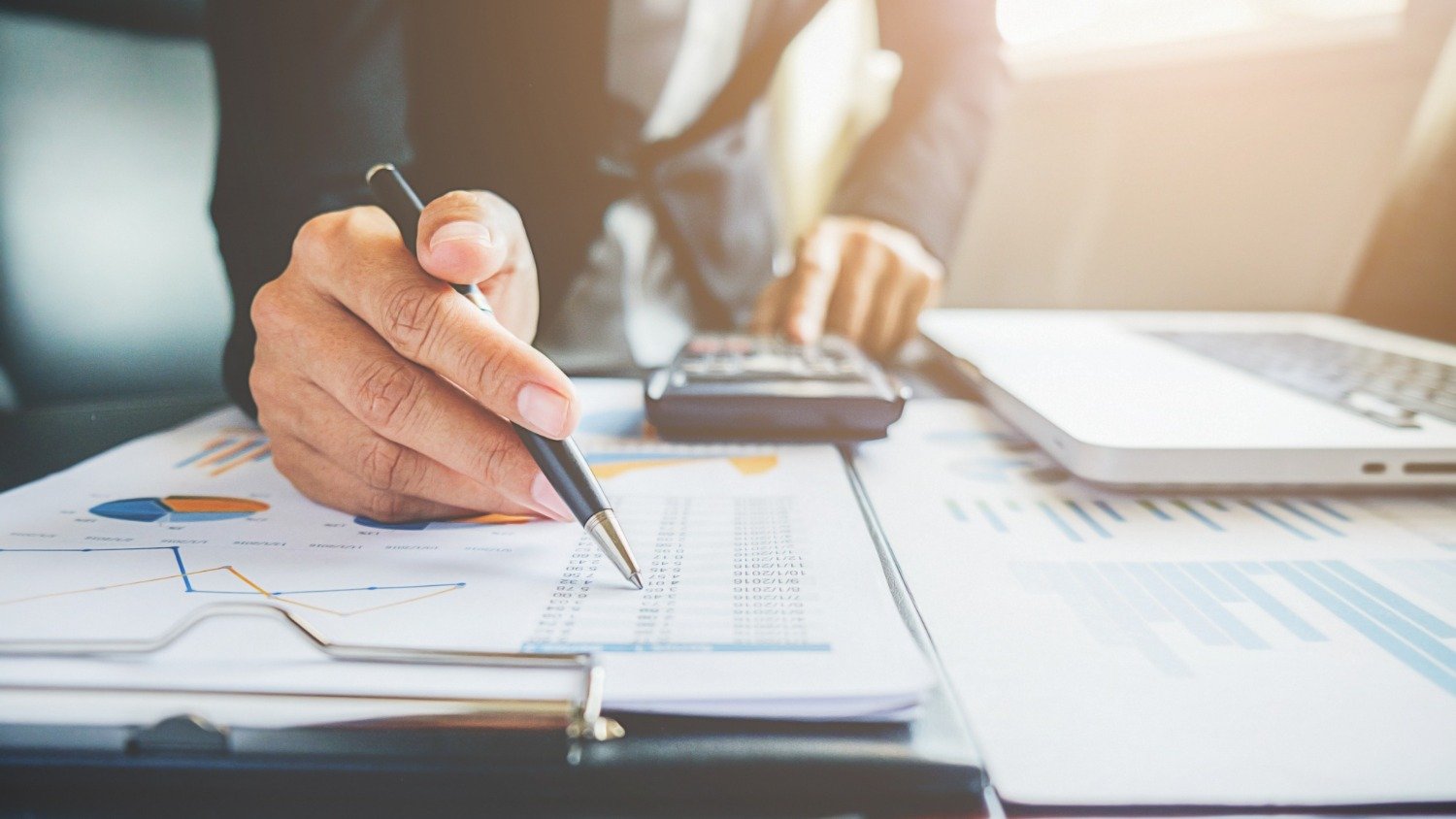 An&aacute;lise de dados e c&aacute;lculos precisos s&atilde;o fundamentais para avaliar o retorno de FIIs e im&oacute;veis f&iacute;sicos -  (crédito: Freepik)