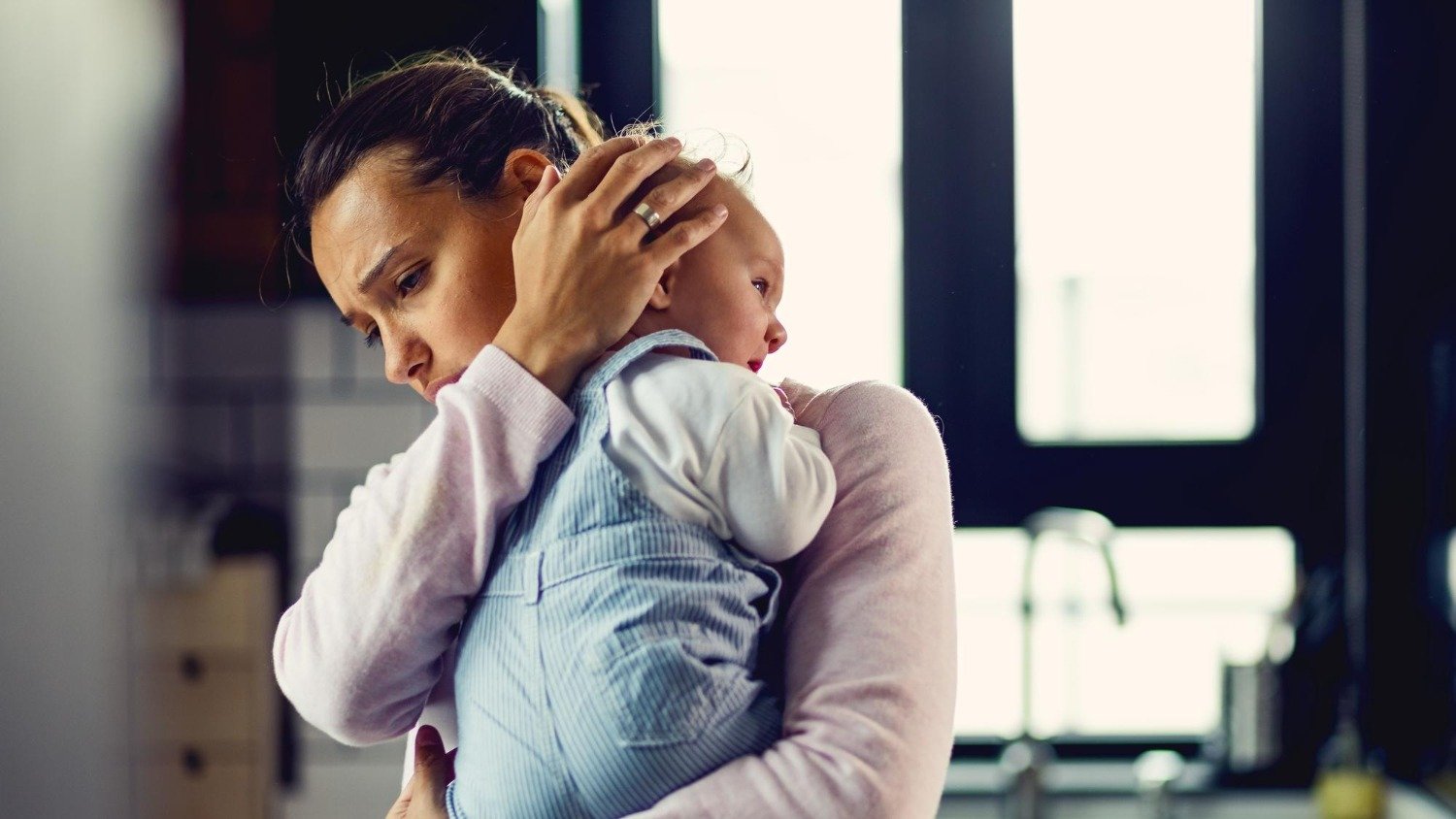 O esgotamento materno &eacute; uma realidade para muitas m&atilde;es, impactando a sa&uacute;de mental e o bem-estar -  (crédito: Freepik)