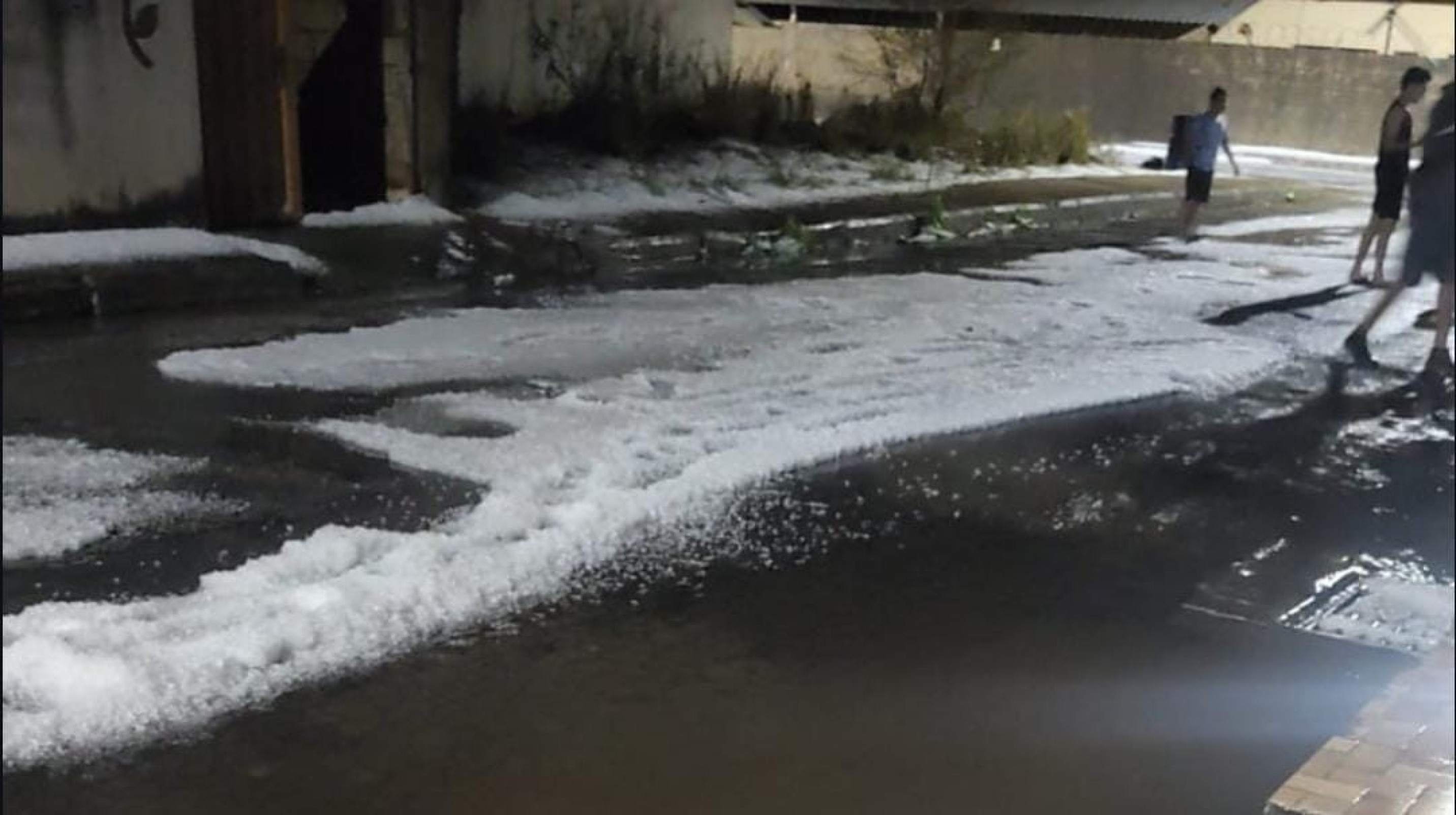 Vídeo: chuva de granizo toma conta de ruas de cidades em Minas