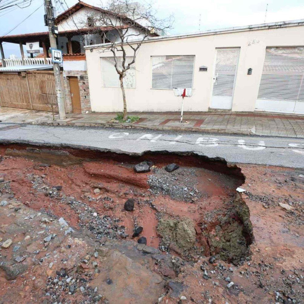 Moradores do Barreiro enfrentam incertezas após temporal que inundou casas