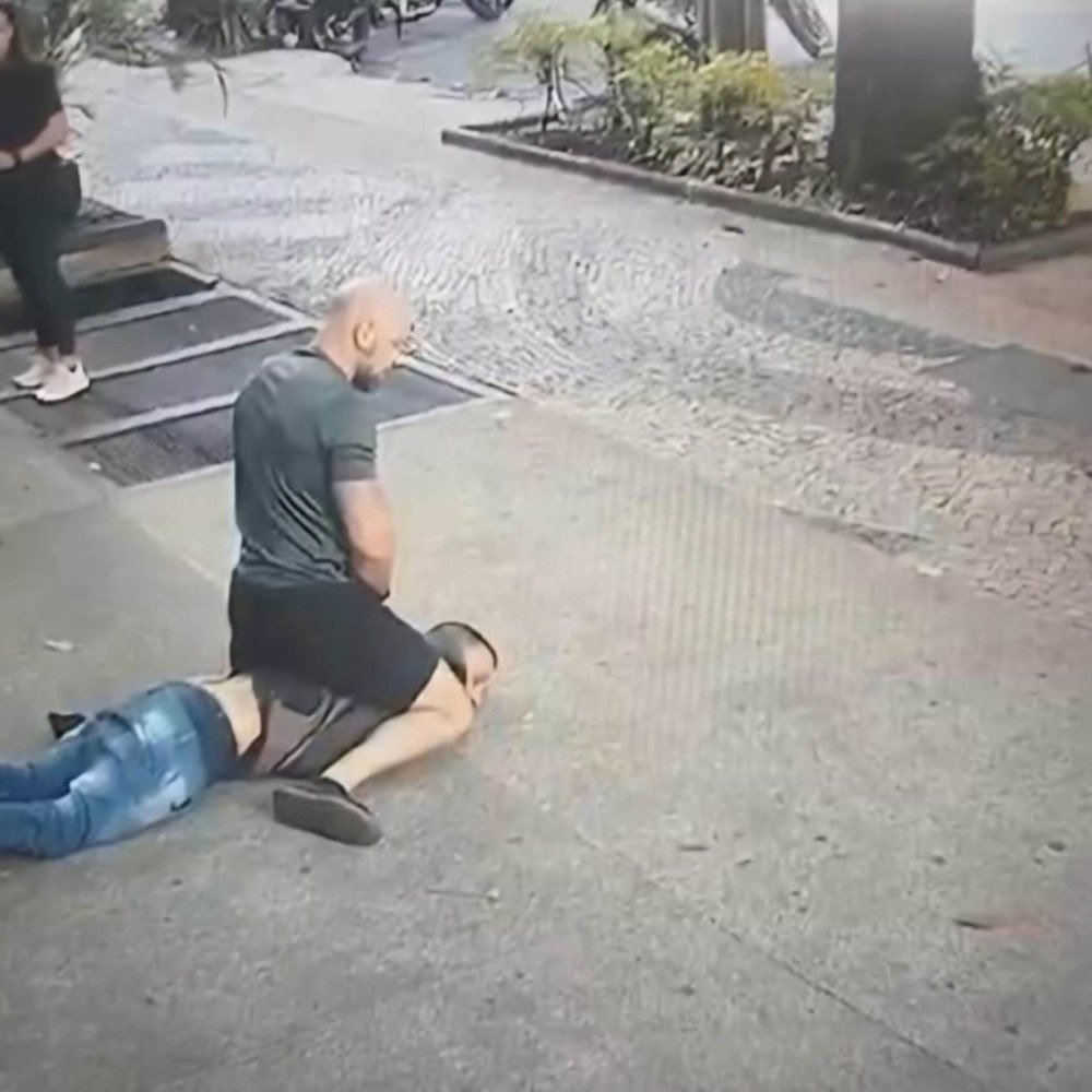 Delegado dá 'mata-leão' para conter homem que ameaçava ex na Savassi