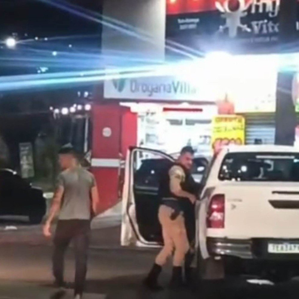 Vídeo: homem agride ex, persegue a vítima e arrasta PM durante fuga em MG