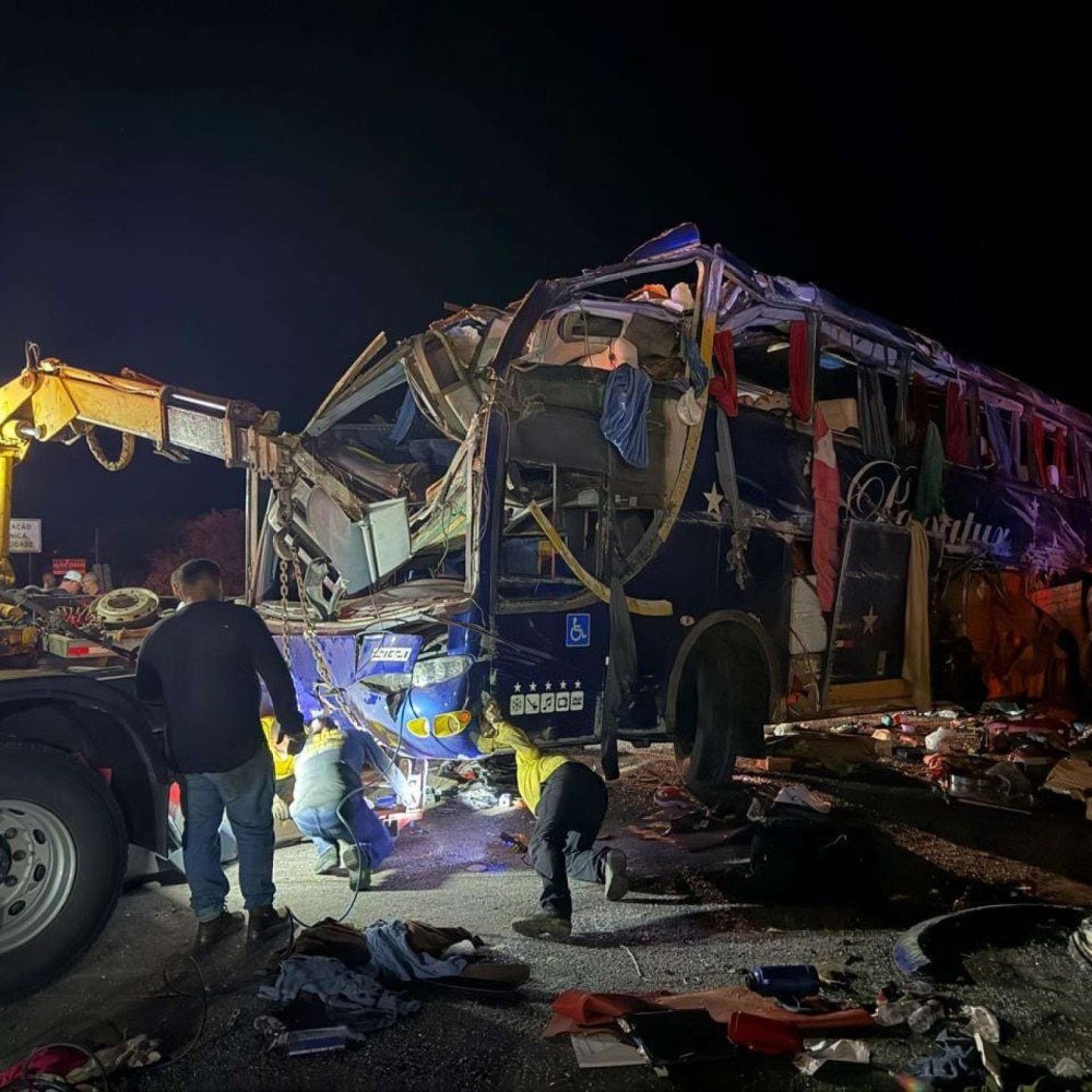 BR-116: ônibus que se envolveu em acidente não tinha licença de viagem