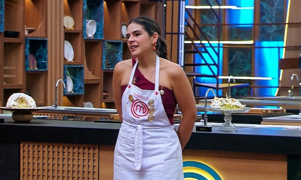 Gabriela, eliminada do MasterChef Brasil, posa ao lado de sua sobremesa "baked Alaska", que selou sua saída da competição - (crédito: Reprodução/TV)