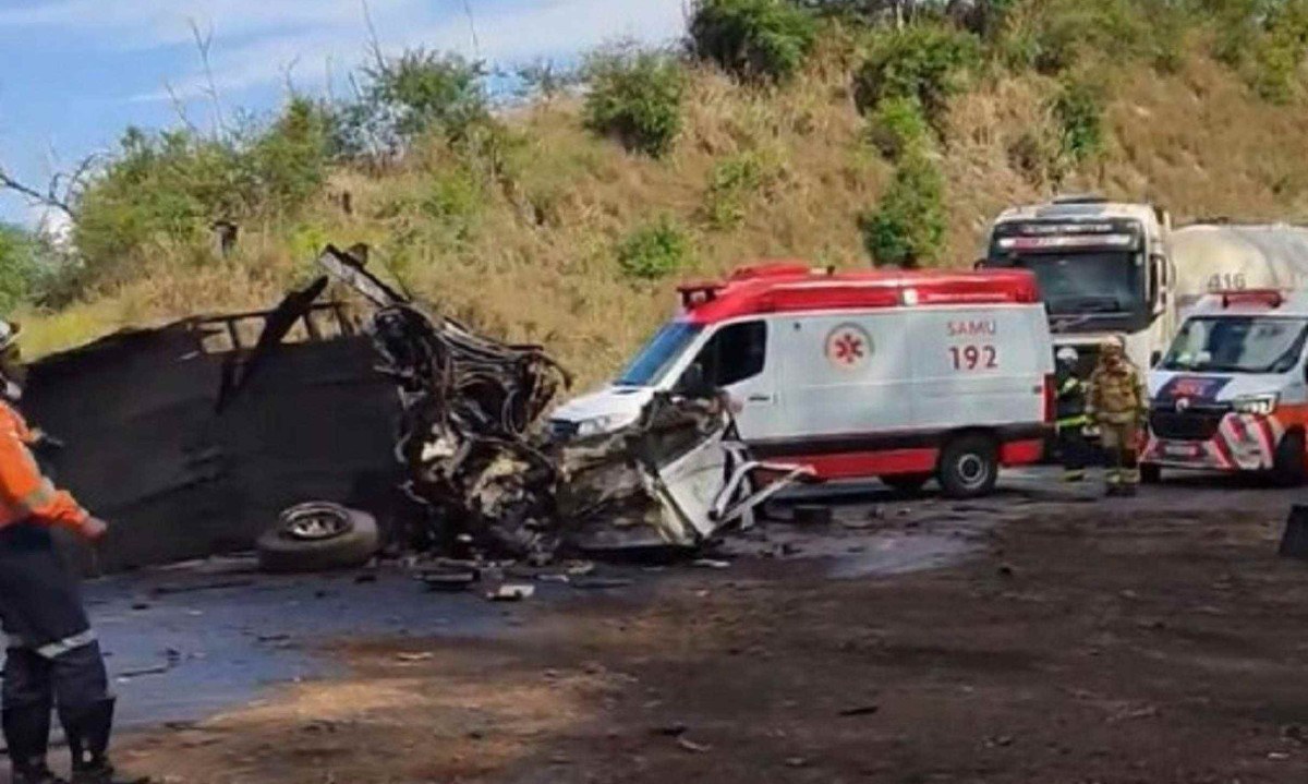 Segundo informações iniciais da Polícia Rodoviária Federal (PRF), uma pessoa morreu no local em decorrência da colisão - (crédito: Redes Sociais/Reprodução)