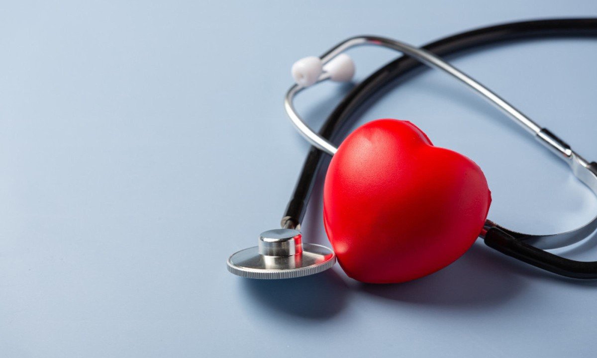 A atenção aos triglicérides elevados, pressão arterial, glicemia e gordura abdominal também fazem parte da prevenção - (crédito: jcomp/magnific)