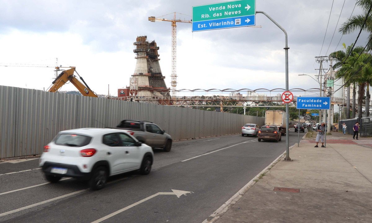 Obra para alargamento de via na avenida Cristiano Machado na altura do shopping Estação sentido centro de Belo Horizonte
- (crédito: Marcos Vieira/EM/D.A Press)