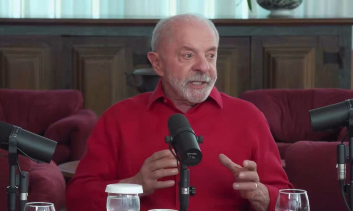 Presidente Lula (PT) afirma que Flávio Bolsonaro (PL) tem raiva do ministro Alexandre de Moraes por ter prendido Jair Bolsonaro e golpistas do 8 de janeiro - (crédito: Reprodução/Podcast Desce a Letra)