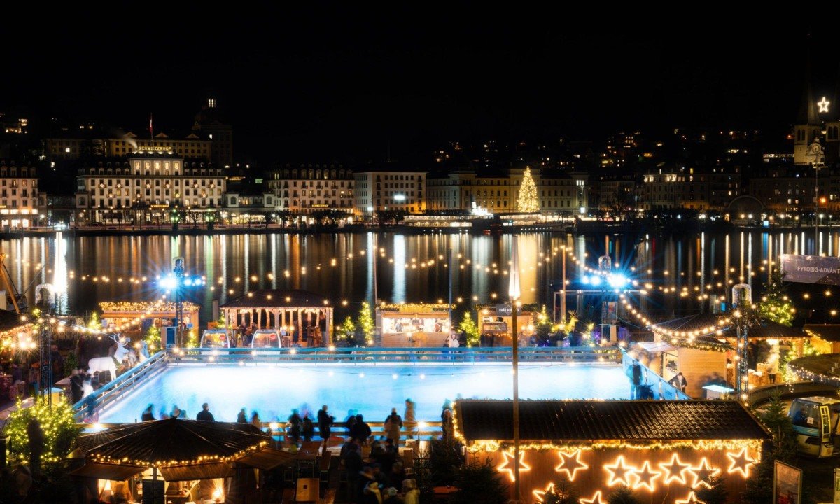 Entre 20 de novembro de 2026 e 1º de janeiro de 2027, o Ice Magic Lucerne transforma a Europaplatz em uma vila de inverno, com pista de patinação gratuita Entre 20 de novembro de 2026 e 1º de janeiro de 2027, o Ice Magic Lucerne transforma a Europaplatz em uma vila de inverno, com pista de patinação gratuita