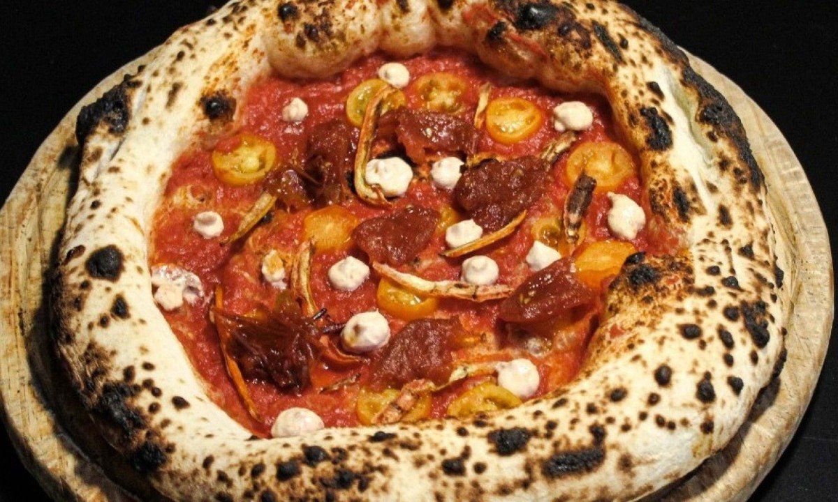 O tomate aparece em diferentes formatos na pizza Pomodori da QT Pizza Bar - (crédito: QT Pizza Bar/Divulgação )