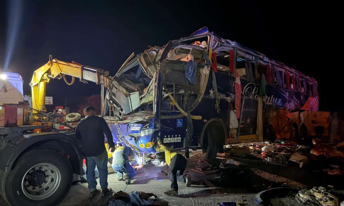 Ônibus e caminhão capotam em acidente com 6 mortos na BR-116 - (crédito: Corpo de Bombeiros/Reprodução)