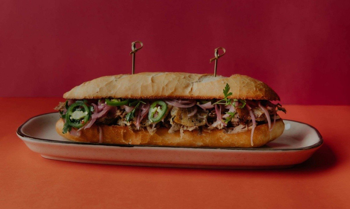 De origem cubana, o sanduíche de leitão cozido na cerveja da Casa Gabo chama a atenção pela pimenta jalapeño em conserva
- (crédito: Magê Monteiro/Divulgação)