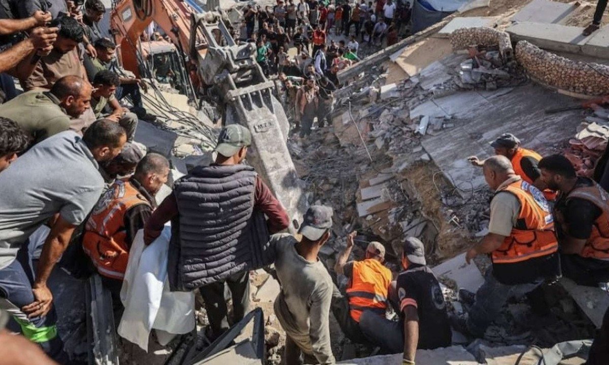 Equipes de resgate realizam buscas para tentar encontrar pessoas com vida - (crédito: Omar Al-Qattaa/AFP)