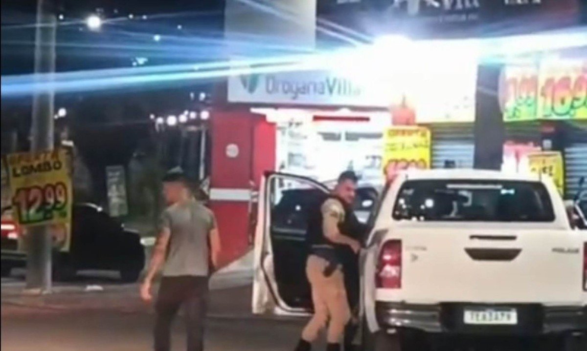 Motorista arrancou com a caminhonete enquanto militar estava junto ao veículo e segurava seu braço - (crédito: Redes sociais/Reprodução)