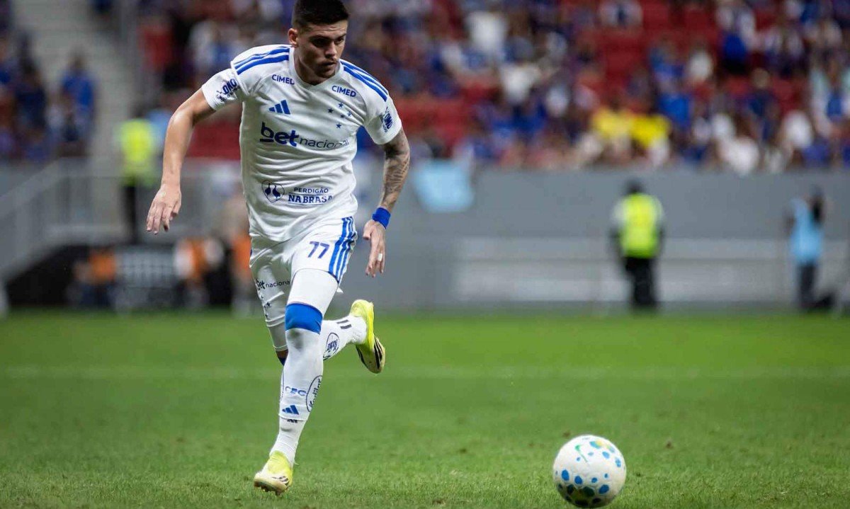 Contratado por R$ 60 milhões, o atacante Gabriel Pec sofreu fratura na tíbia esquerda logo na estreia com a camisa celeste -  (crédito: Gustavo Aleixo/Cruzeiro)