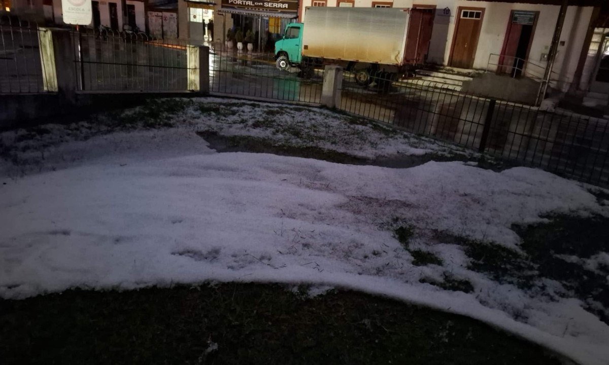 Chuva forte com granizo em Santa Rita de Ibitipoca nesta terça-feira (16/9); - (crédito: Divulgação)
