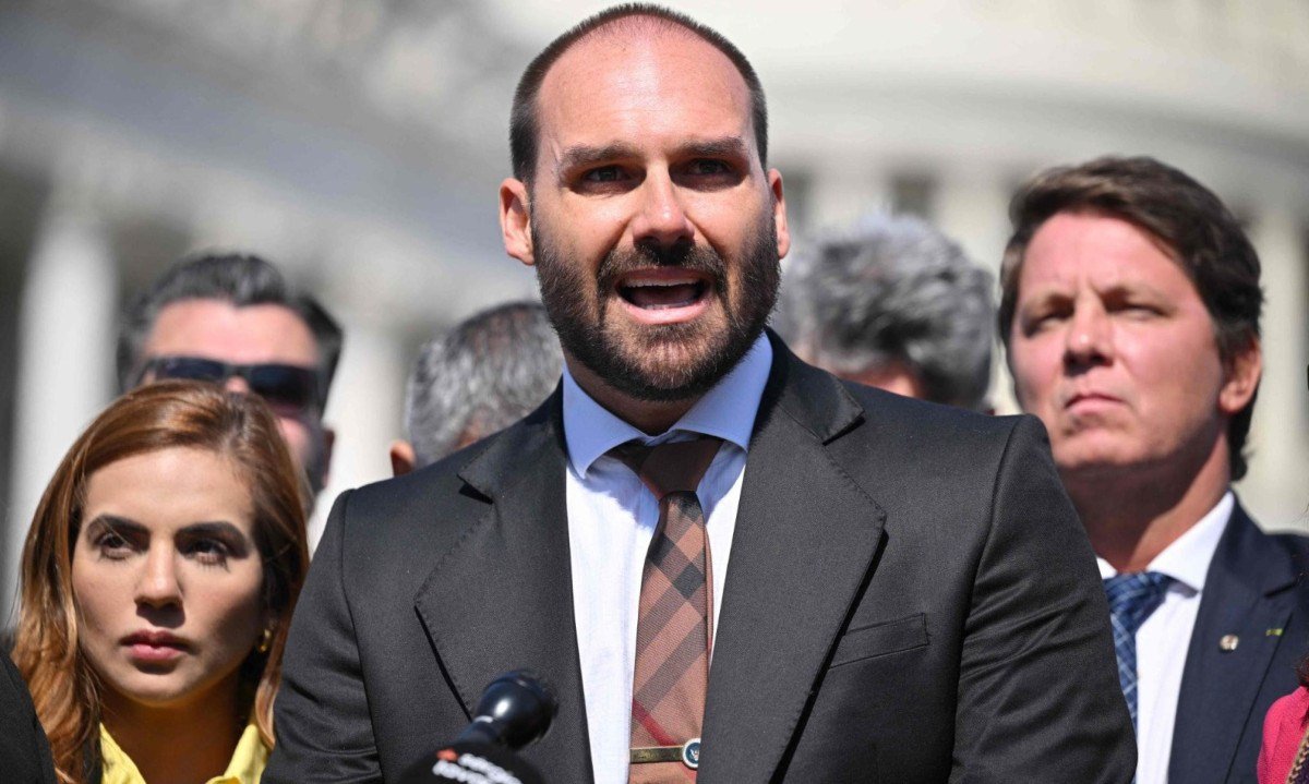 Eduardo Bolsonaro afirmou que "tabuleiro político mudou" e pediu votos ao irmão - (crédito: Mandel Ngan/AFP)