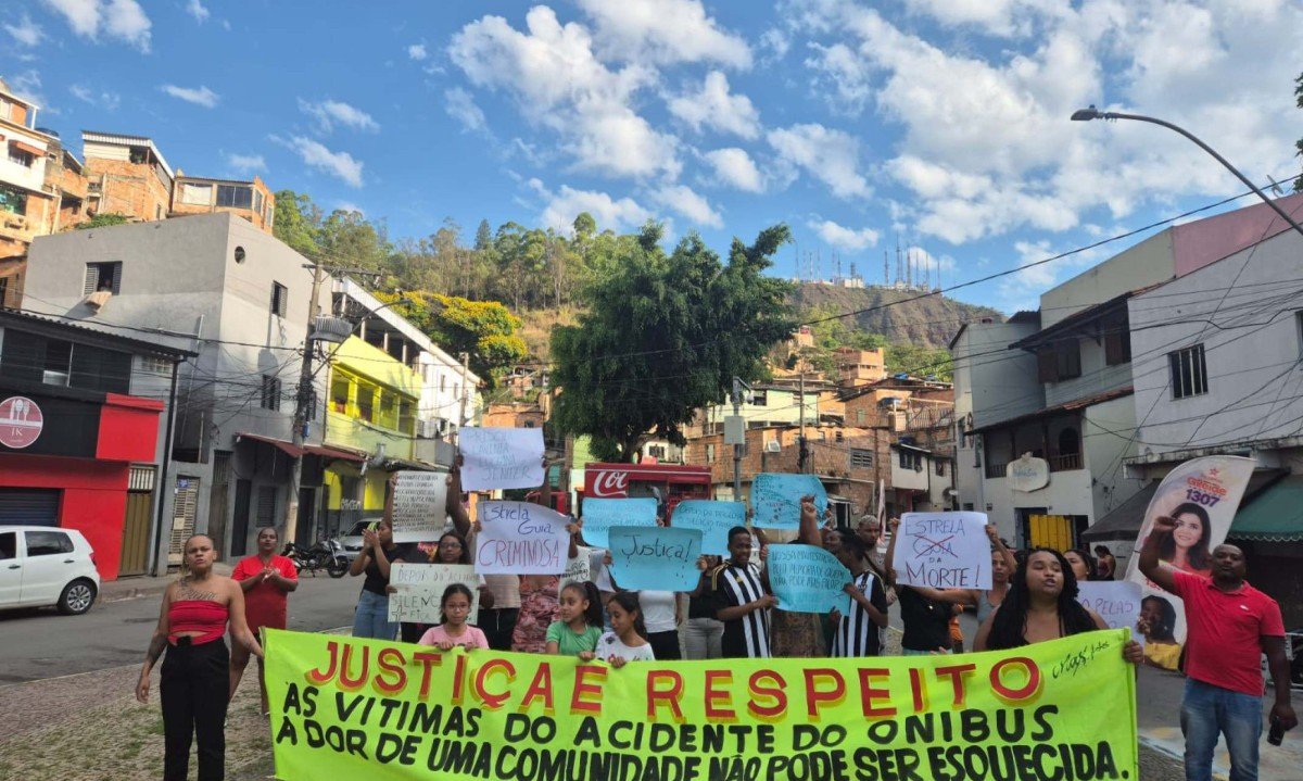 Após um mês do acidente no RJ, comunidade Vila Acaba Mundo protesta contra falta de resposta e apoio - (crédito: Jair Amaral/EM/DA Press)