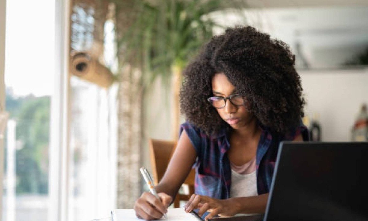 MOVE oferece 19 mil vagas de cursos 100% online para pessoas negras aprenderem até seis idiomas - (crédito: Divulgação/MOVE)