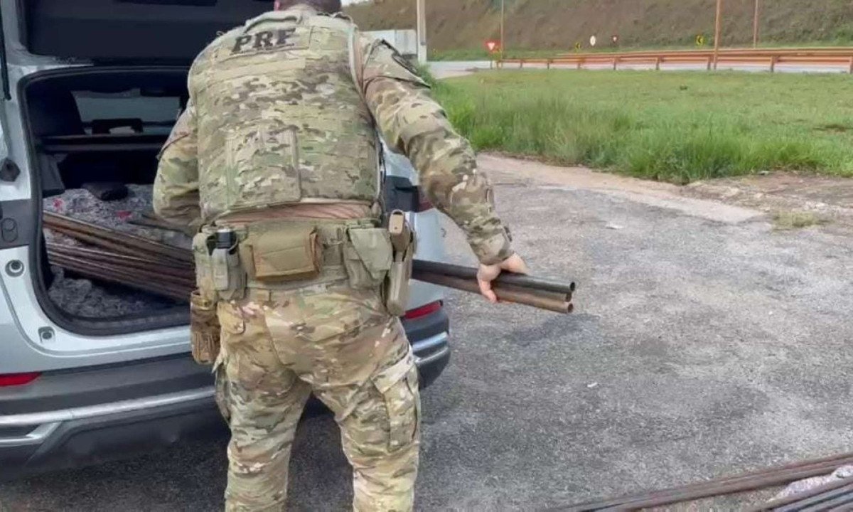 PRF apreende 52 barras de ferro que seriam utilizadas em possível confronto de torcidas organizadas em BH - (crédito: PRF)