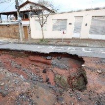 Moradores do Barreiro enfrentam incertezas após temporal que inundou casas