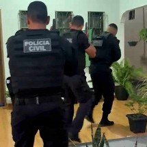 Suspeitos são presos por extorsão e ameaça de expor conteúdo íntimo de casais - PCDF/Divulgação