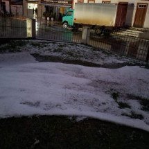 Chuva forte acumula granizo nas ruas de Santa Rita de Ibitipoca - Divulgação