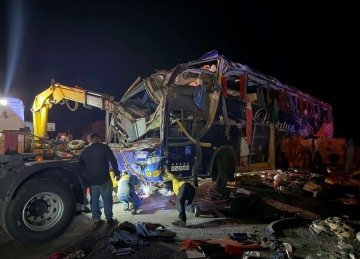 Veja imagens do acidente na BR-116 que deixou 6 mortos e 43 feridos -  (crédito: Corpo de Bombeiros/Reprodução)