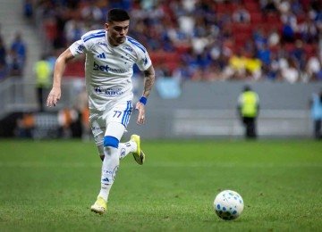 Contratado por R$ 60 milhões, o atacante Gabriel Pec sofreu fratura na tíbia esquerda logo na estreia com a camisa celeste -  (crédito: Gustavo Aleixo/Cruzeiro)