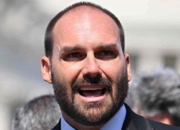 Eduardo Bolsonaro afirmou que 'tabuleiro político mudou' e pediu votos ao irmão -  (crédito: Mandel Ngan/AFP)