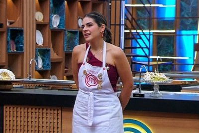Gabriela, eliminada do MasterChef Brasil, posa ao lado de sua sobremesa "baked Alaska", que selou sua sa&iacute;da da competi&ccedil;&atilde;o -  (crédito: Reprodu&ccedil;&atilde;o/TV)