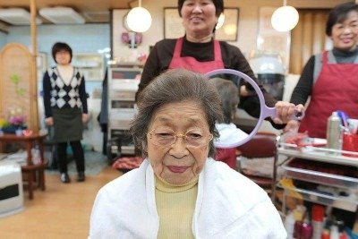 Acredita-se que a alimentação japonesa, composta principalmente de peixes, verduras e arroz, seja um dos motivos da longevidade da população do país -  (crédito: Getty Images)