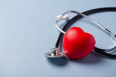 A atenção aos triglicérides elevados, pressão arterial, glicemia e gordura abdominal também fazem parte da prevenção -  (crédito: jcomp/magnific)