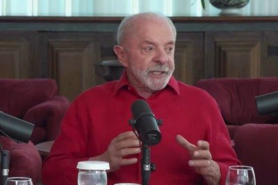Presidente Lula (PT) afirma que Flávio Bolsonaro (PL) tem raiva do ministro Alexandre de Moraes por ter prendido Jair Bolsonaro e golpistas do 8 de janeiro -  (crédito: Reprodução/Podcast Desce a Letra)