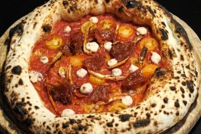 O tomate aparece em diferentes formatos na pizza Pomodori da QT Pizza Bar  -  (crédito: QT Pizza Bar/Divulgação )