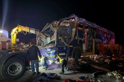 Ônibus e caminhão capotam em acidente com 6 mortos na BR-116 -  (crédito: Corpo de Bombeiros/Reprodução)