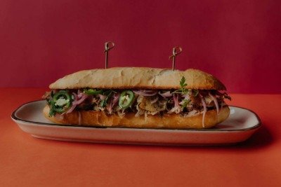De origem cubana, o sanduíche de leitão cozido na cerveja da Casa Gabo chama a atenção pela pimenta jalapeño em conserva 
 -  (crédito: Magê Monteiro/Divulgação)