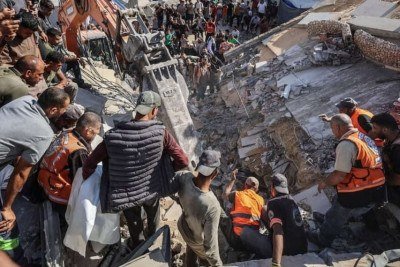 Equipes de resgate realizam buscas para tentar encontrar pessoas com vida -  (crédito: Omar Al-Qattaa/AFP)