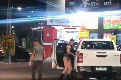 Motorista arrancou com a caminhonete enquanto militar estava junto ao veículo e segurava seu braço -  (crédito: Redes sociais/Reprodução)