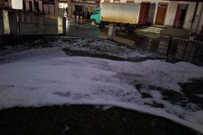 Chuva forte com granizo em Santa Rita de Ibitipoca nesta terça-feira (16/9); -  (crédito: Divulgação)