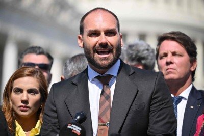 Eduardo Bolsonaro afirmou que 'tabuleiro político mudou' e pediu votos ao irmão -  (crédito: Mandel Ngan/AFP)