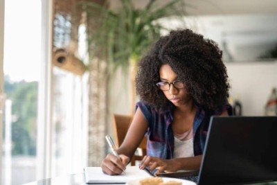 MOVE oferece 19 mil vagas de cursos 100% online para pessoas negras aprenderem até seis idiomas -  (crédito: Divulgação/MOVE)