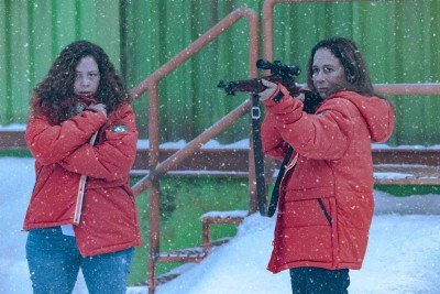Leandra Leal vive a médica Marina, e Andréa Beltrão é a subcomandante Elizabeth no longa, filmado em Jacarepaguá -  (crédito: Paris Filmes/Divulgação)