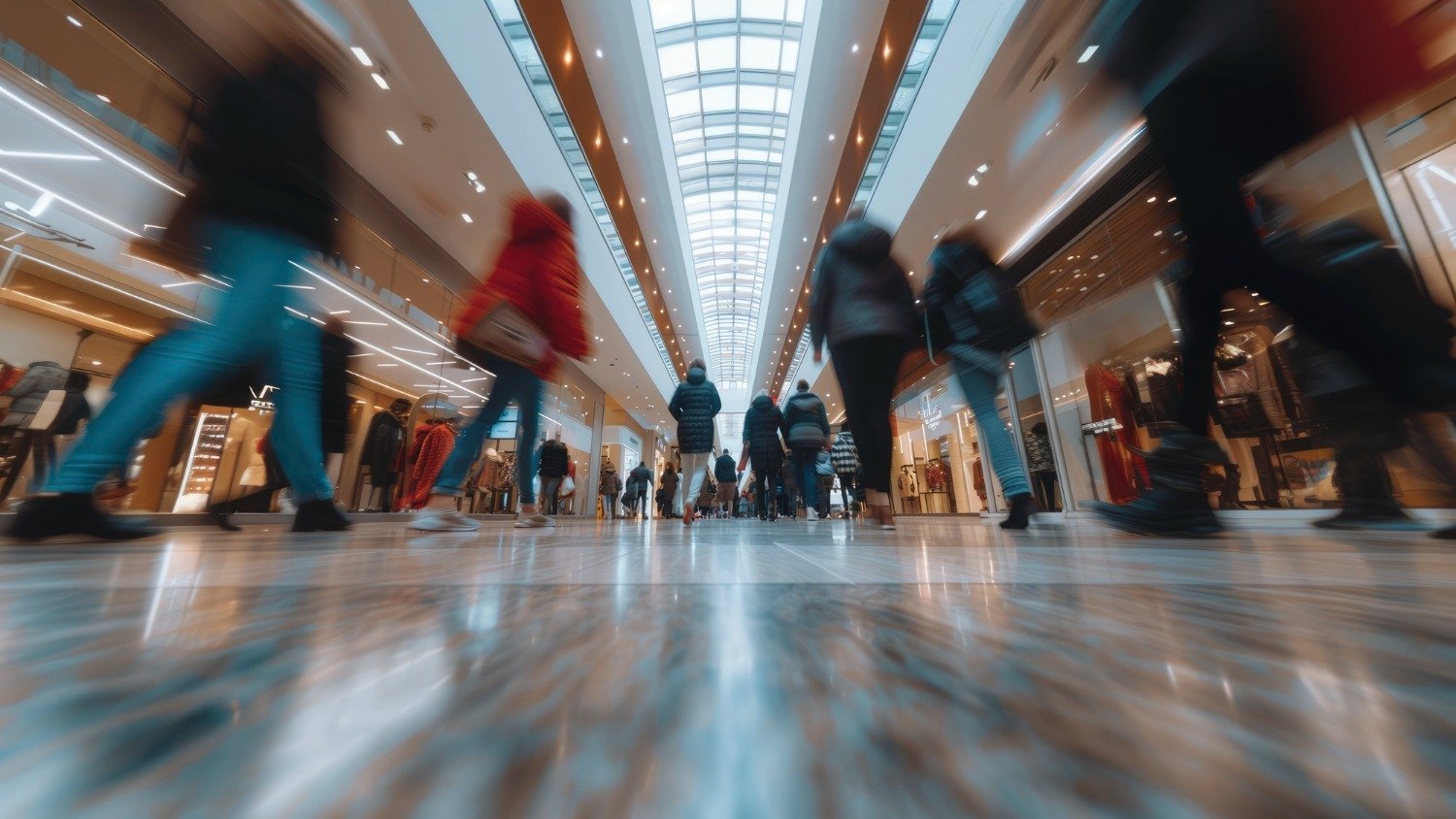 Fluxo intenso de viajantes em terminais da Europa exemplifica o cen&aacute;rio de maior movimenta&ccedil;&atilde;o e checagens decorrentes dos controles fronteiri&ccedil;os tempor&aacute;rios -  (crédito: Freepik)