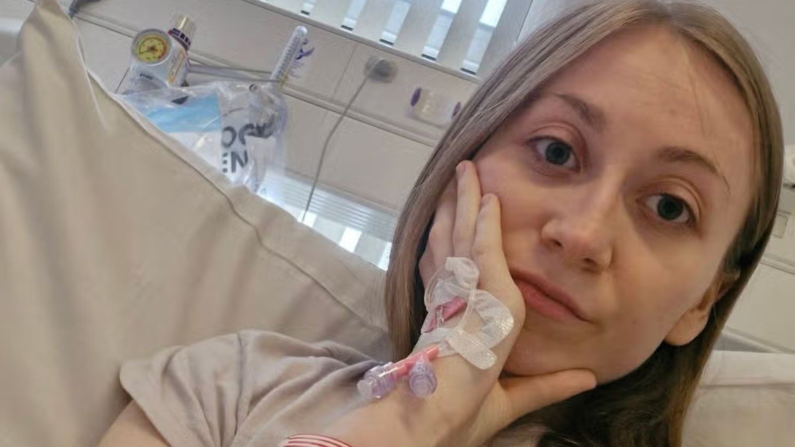 Ella Rake exibe o impacto f&iacute;sico de sua gastroparesia severa, uma condi&ccedil;&atilde;o que a faz vomitar at&eacute; 100 vezes por dia -  (crédito: Acervo pessoal)