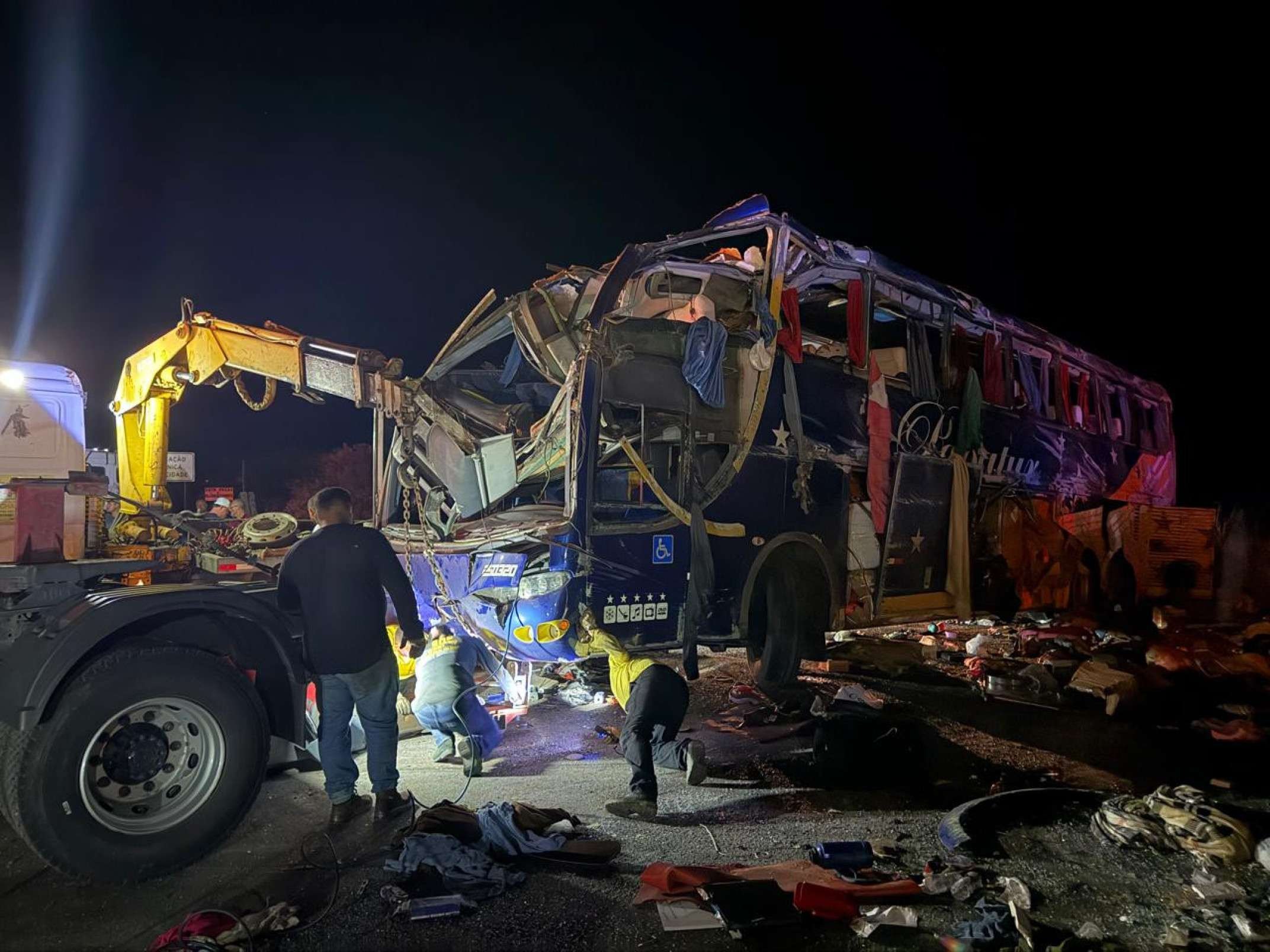 Veja imagens do acidente na BR-116 que deixou 6 mortos e 43 feridos