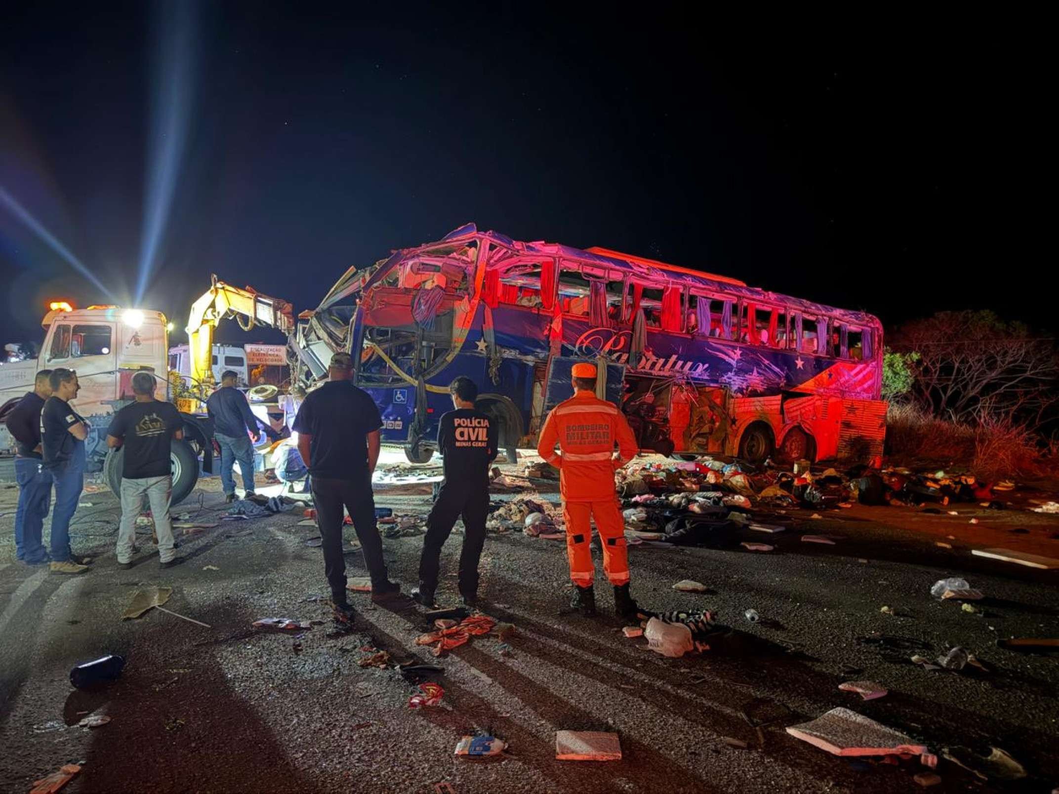 Veja imagens do acidente na BR-116 que deixou 6 mortos e 43 feridos