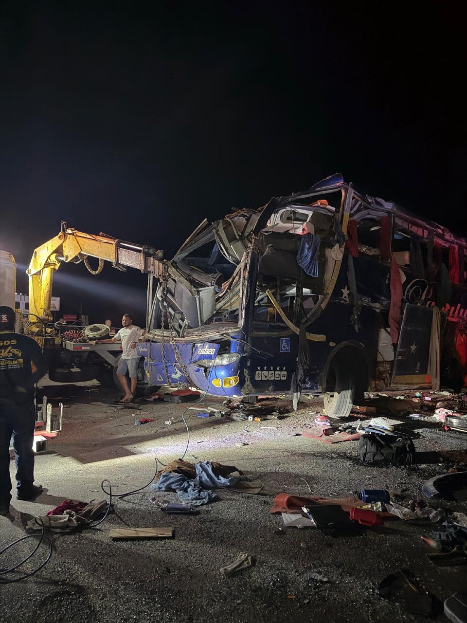 Veja imagens do acidente na BR-116 que deixou 6 mortos e 43 feridos