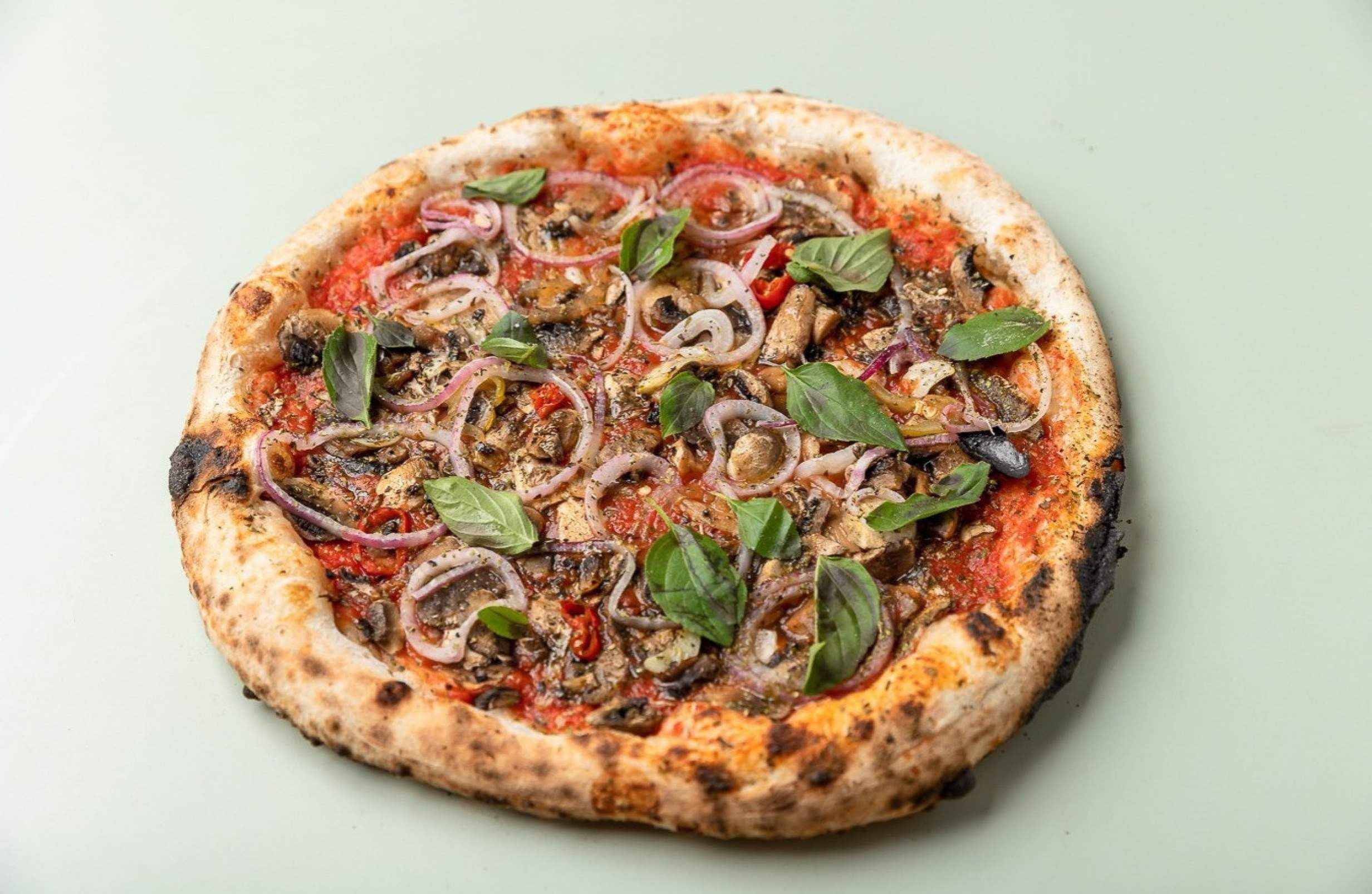 Dedo-de-mo&ccedil;a e cambuci comp&otilde;em os picles que aparecem em uma das pizzas veganas da Mozza 